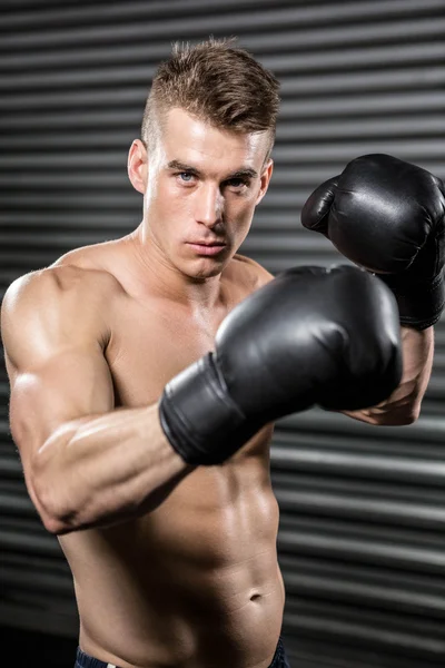 Homem sem camisa com luvas de boxe — Fotografia de Stock