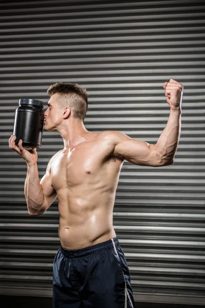 Bar överkropp man visar biceps och kyssas kan — Stockfoto