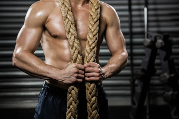 Homem sem camisa com corda de batalha em torno do pescoço — Fotografia de Stock