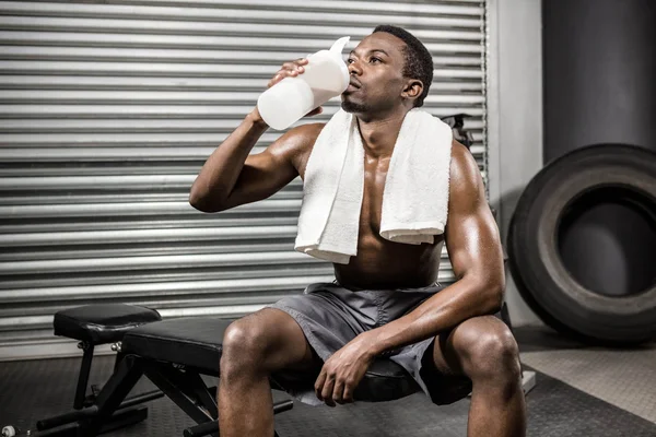 Gömleksiz adam içme protein sallamak — Stok fotoğraf