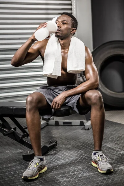 Gömleksiz adam içme protein sallamak — Stok fotoğraf