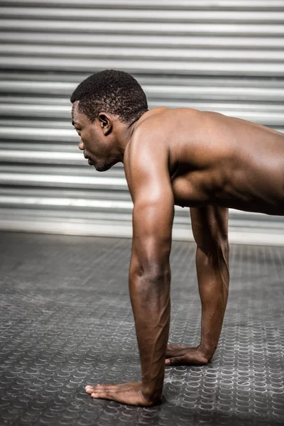 Uomo a torso nudo che fa push up — Foto Stock