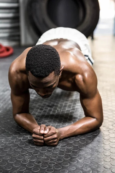 Muscular man planking — Stock Photo, Image