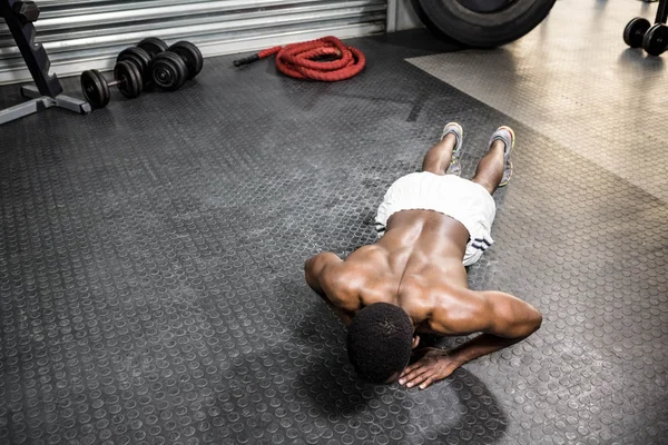 Musculoso hombre haciendo push up — Foto de Stock