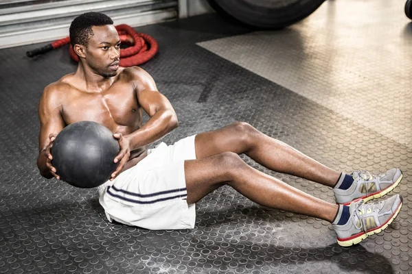 Homem musculoso treinando com bola de medicina — Fotografia de Stock