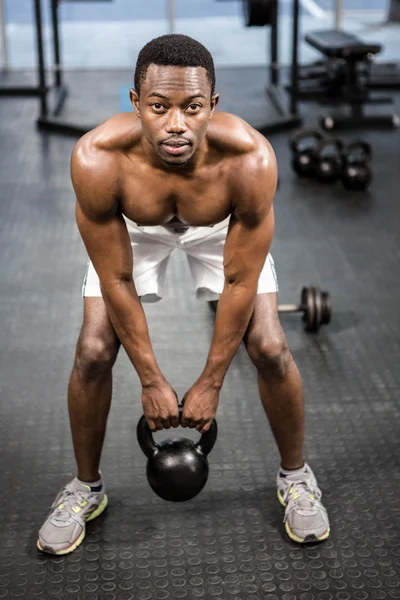 Hombre sin camisa levantando pesadas pesas — Foto de Stock