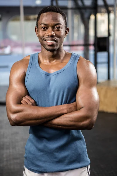 Muscular man standing with arms crossed — Stock Photo, Image