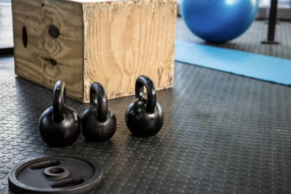 Kettlebells and wooden block — Stock Photo, Image