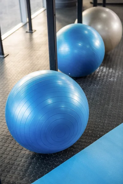 Fitness ballen op de sportschool — Stockfoto