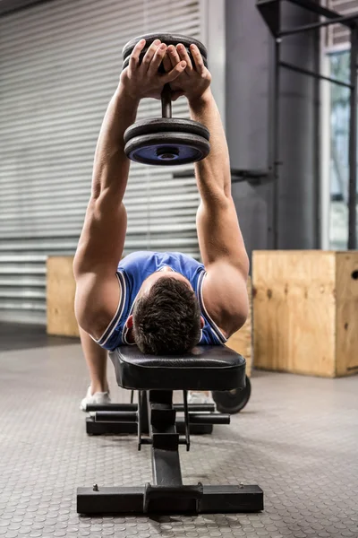 Musclé homme sur banc haltère de levage — Photo