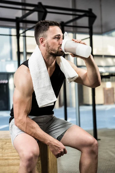 Homem muscular bebendo batido de proteína — Fotografia de Stock