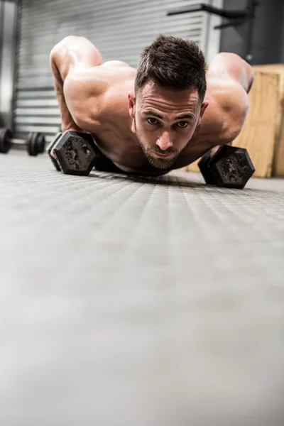 Shirtless man doing push up with dumbbells — Stock Photo, Image