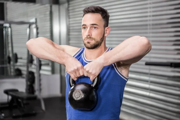 Gespierde man hijs zware kettlebell — Stockfoto