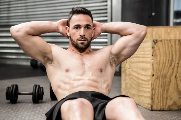 Shirtless man doing abdominal crunches — Stock Photo, Image