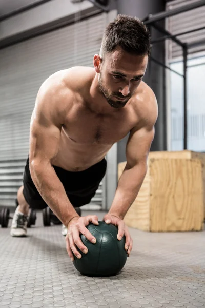 Hemdloser Mann macht Liegestütze — Stockfoto