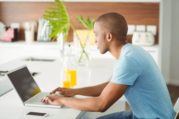 Jovem homem usando laptop — Fotografia de Stock