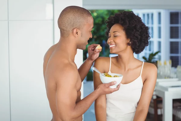 Glückliches Paar frühstückt in der Küche — Stockfoto