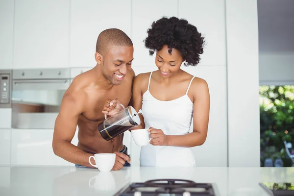 Casal feliz beber café na cozinha — Fotografia de Stock