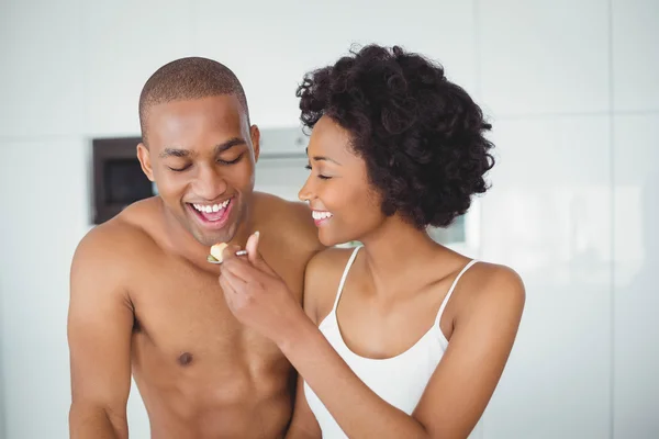 Casal feliz comendo frutas juntos — Fotografia de Stock