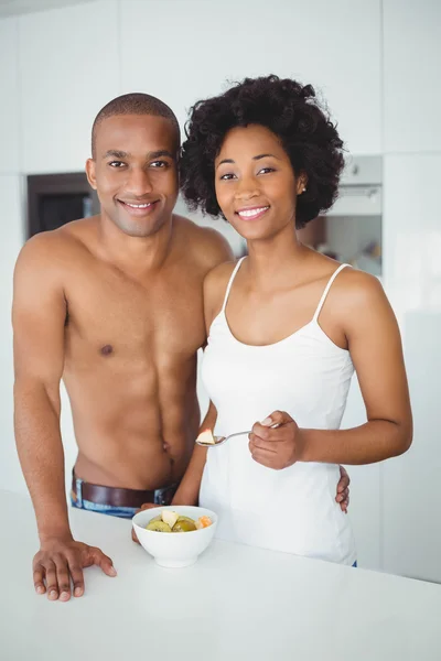 Lyckligt par äta frukt tillsammans i köket — Stockfoto