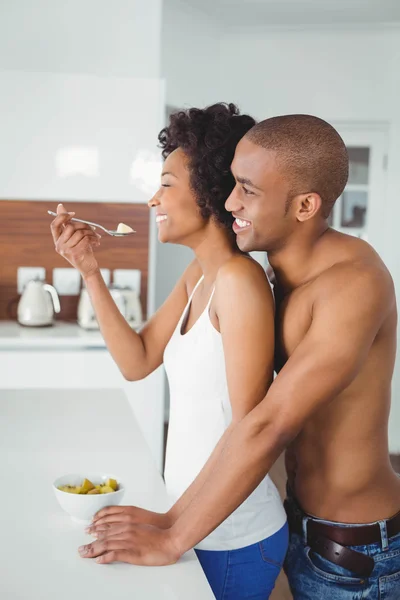 Glückliches Paar, das gemeinsam Obst isst — Stockfoto