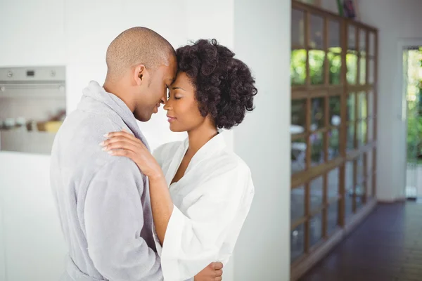 Casal feliz abraçando na cozinha — Fotografia de Stock