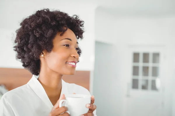 Hübsche Frau im Bademantel trinkt Kaffee — Stockfoto