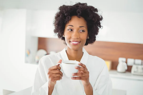 Hübsche Frau im Bademantel trinkt Kaffee — Stockfoto