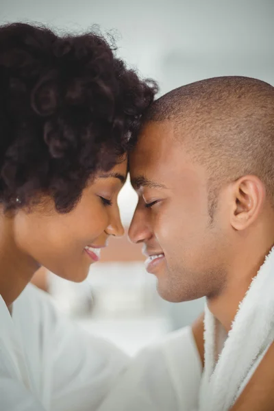 Pareja feliz abrazándose en la cocina —  Fotos de Stock