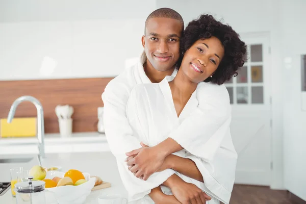 Casal feliz abraçando na cozinha — Fotografia de Stock