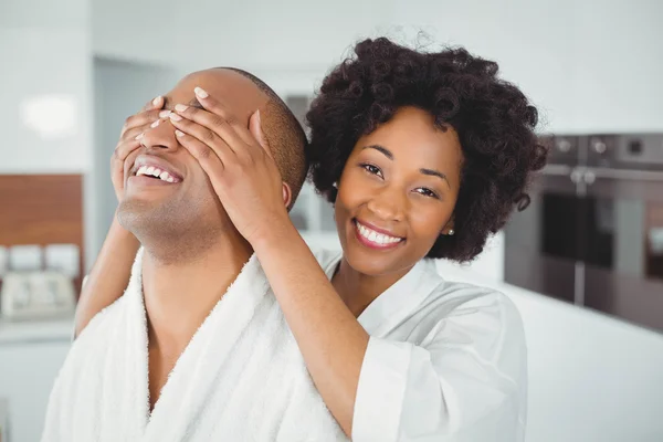 Mulher sorridente escondendo os olhos — Fotografia de Stock