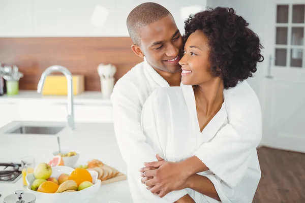 Pareja feliz abrazándose en la cocina —  Fotos de Stock