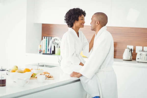 Casal feliz abraçando na cozinha — Fotografia de Stock