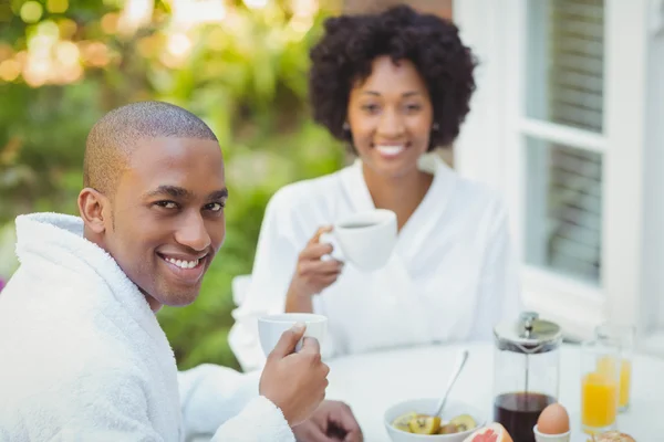 Felice coppia che fa colazione — Foto Stock