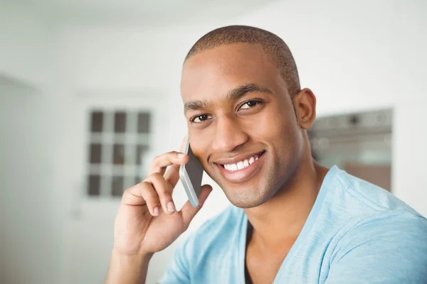 Knappe man met telefoongesprek — Stockfoto