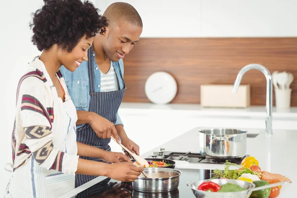 Pareja feliz cocinando juntos — Foto de Stock