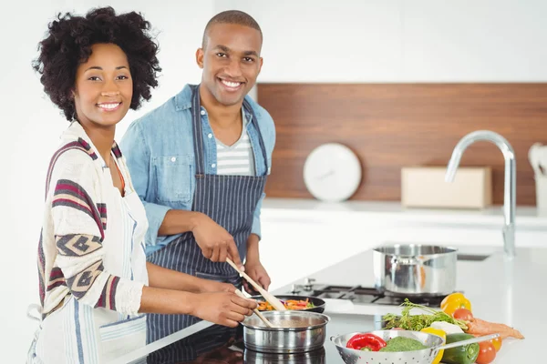 Mutlu çift birlikte pişirme — Stok fotoğraf