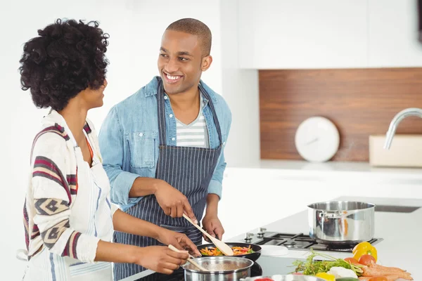 Pareja feliz cocinando juntos —  Fotos de Stock