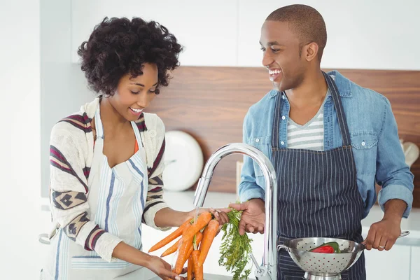 Casal feliz lavar legumes — Fotografia de Stock