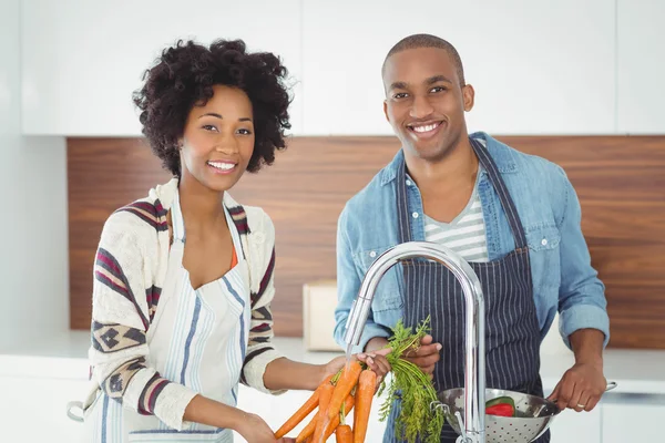 Счастливая пара стирает овощи — стоковое фото