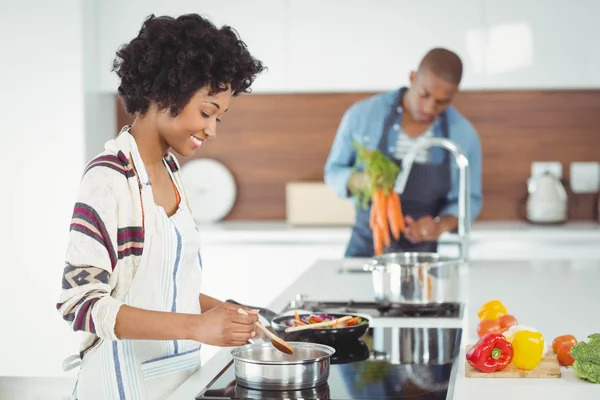 Happy couple preparing meal — Stockfoto