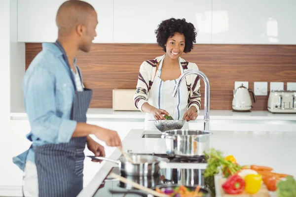 Casal feliz preparando refeição — Fotografia de Stock