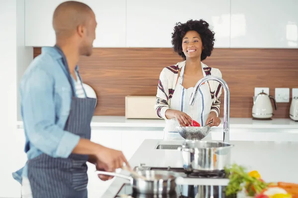 Happy couple preparing meal — Stockfoto