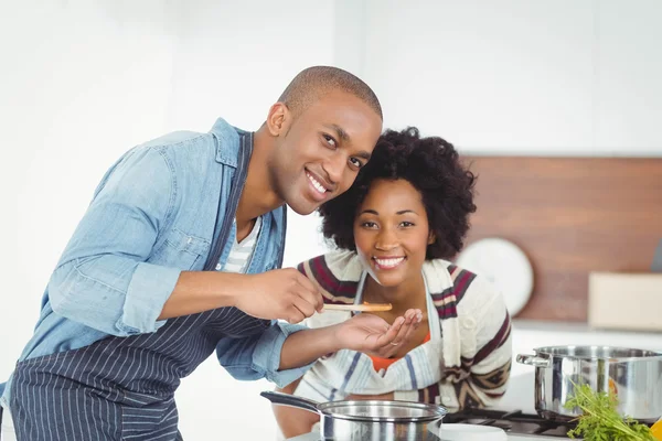 Pareja feliz cocinando juntos — Foto de Stock