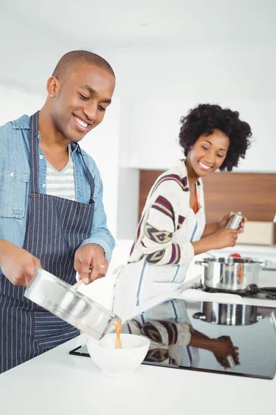 Mutlu çift birlikte pişirme — Stok fotoğraf