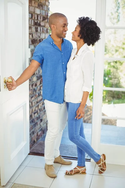 Happy couple about to open the door — Stockfoto