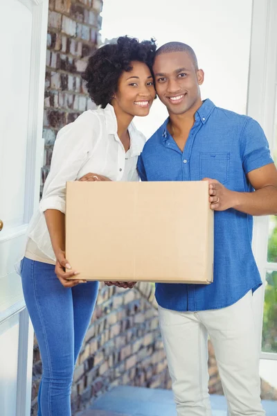 Feliz casal segurando caixa — Fotografia de Stock