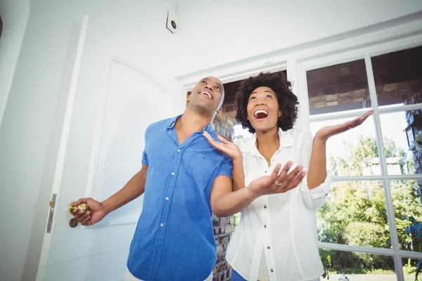 Casal feliz entrando em sua casa — Fotografia de Stock