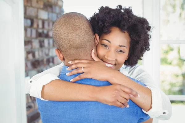 Joyeux couple embrassant — Photo