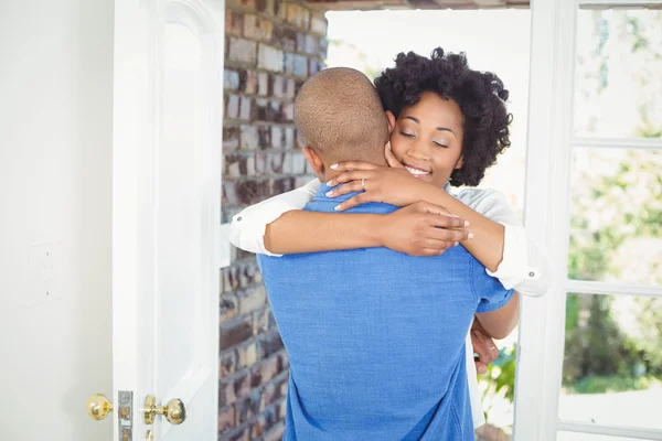 Joyeux couple embrassant — Photo